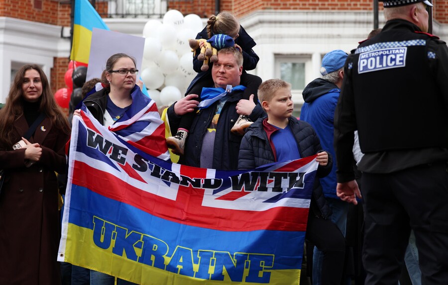 Una manifestazione per l’Ucraina a Londra davanti all’ambasciata russa. Gran Bretagna, il 22 febbraio 2025. (EPA)