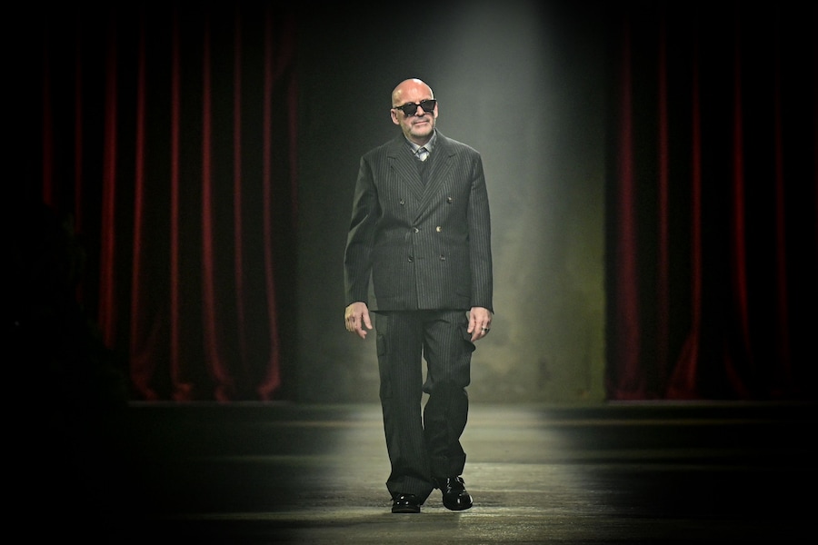 Lo stilista italiano Antonio Marras sfila in passerella per salutare il pubblico al termine della sua sfilata nell’ambito della Milano Fashion Week Womenswear Autumn/Winter 2025/2026 a Milano, il 26 febbraio 2025. (Piero Cruciatti / AFP)