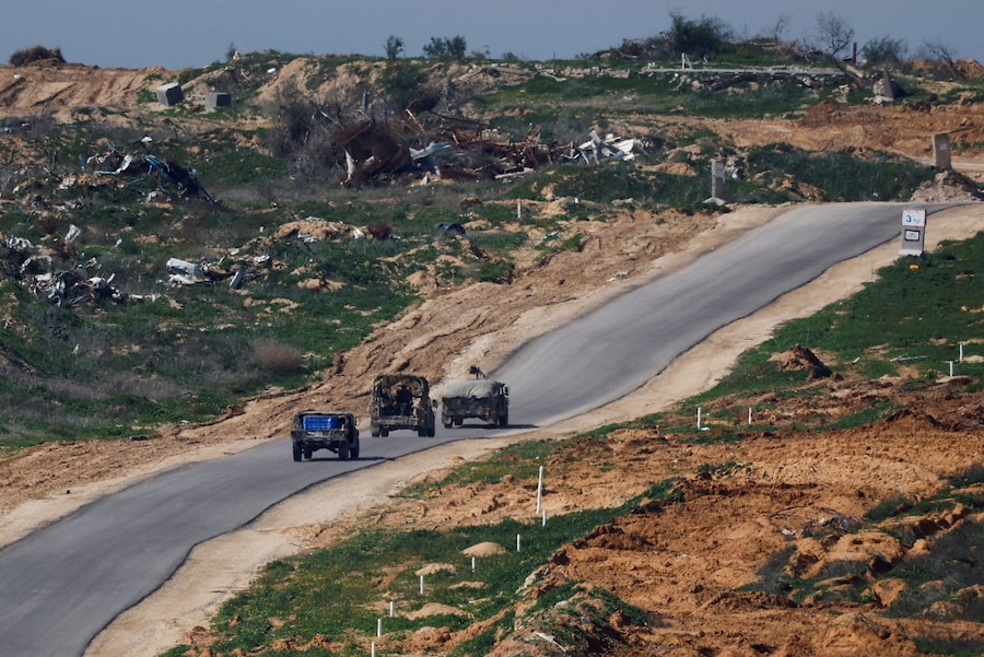 Jeep militari israeliane manovrano a Gaza, nel corso del cessate il fuoco tra Hamas e Israele, viste dal lato israeliano del confine. (REUTERS)