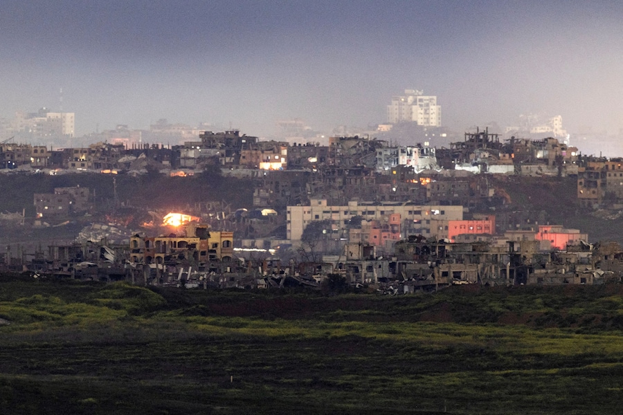 Il fuoco brucia in case danneggiate, durante il cessate il fuoco tra Hamas e Israele, visto dal lato israeliano del confine. (REUTERS)