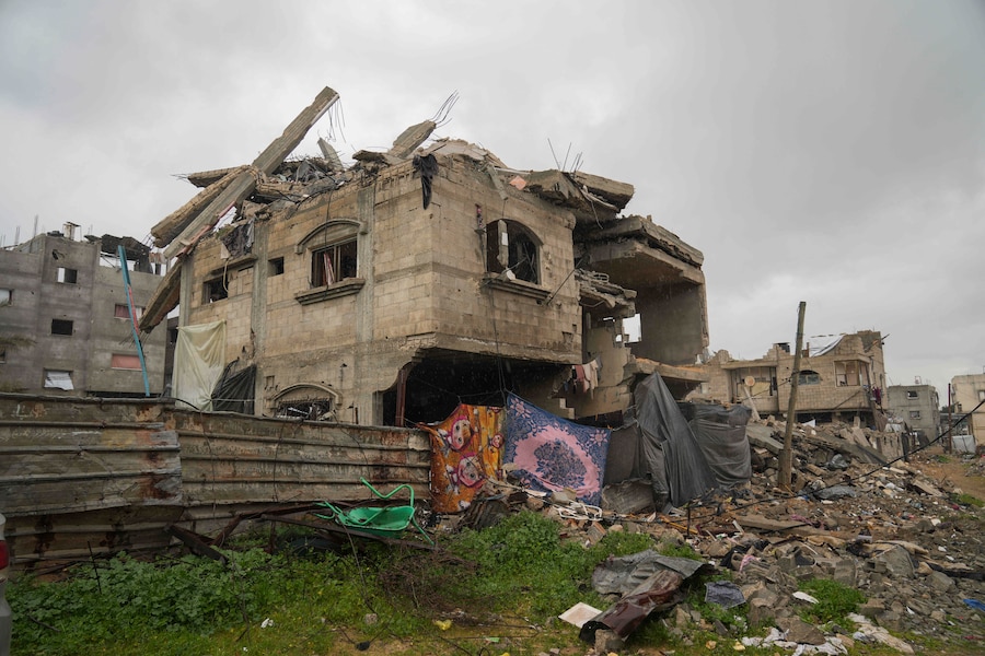 Una casa a quattro piani appartenente alla famiglia Tamboura, colpita da un attacco aereo israeliano il 20 ottobre 2023, è in rovina a Beit Lahiya, nel nord della Striscia di Gaza. (apn)