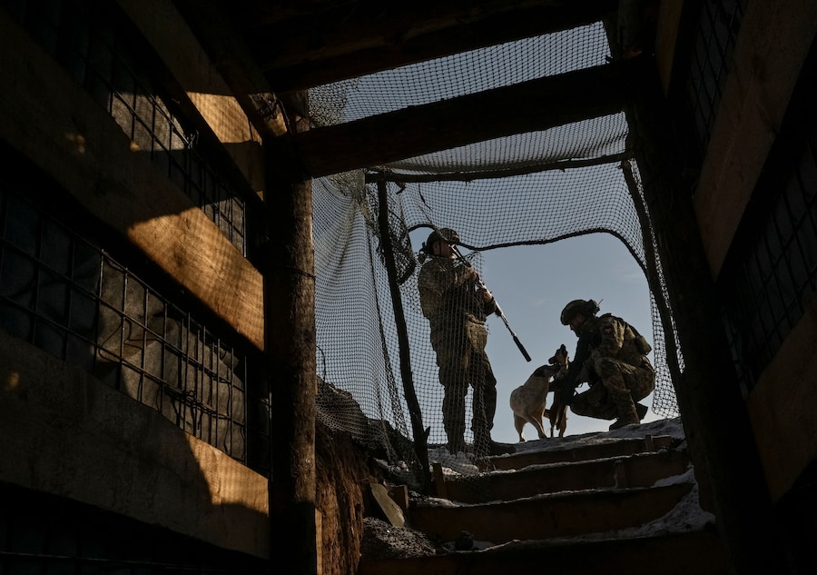 Militari delle Forze armate dell’Ucraina nelle loro posizioni in prima linea, durante l’attacco russo all’Ucraina, nella regione di Zaporizhia. (REUTERS/Stringer)