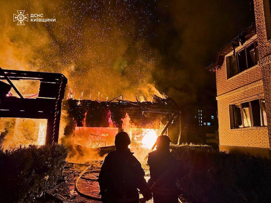 I vigili del fuoco dopo un attacco di droni russi, nella regione di Kiev, Ucraina, 26 febbraio 2025. (Servizio stampa del Servizio di emergenza statale dell’Ucraina nella regione di Kiev/Handout tramite REUTERS)