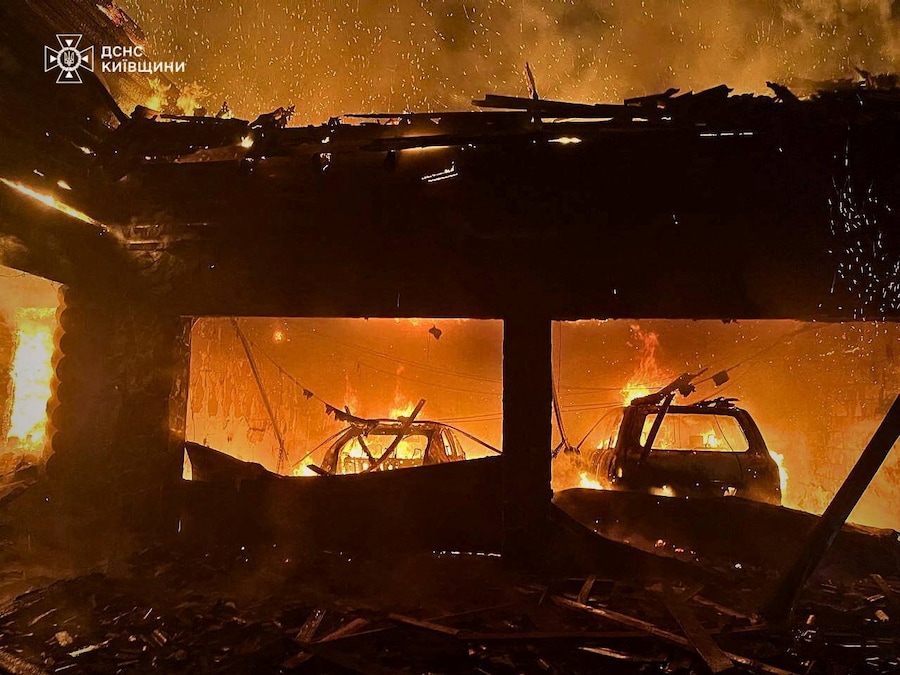 Un attacco di droni russi nella regione di Kiev, Ucraina 26 febbraio 2025. (Servizio stampa del Servizio di emergenza statale dell’Ucraina nella regione di Kiev/Handout tramite REUTERS)