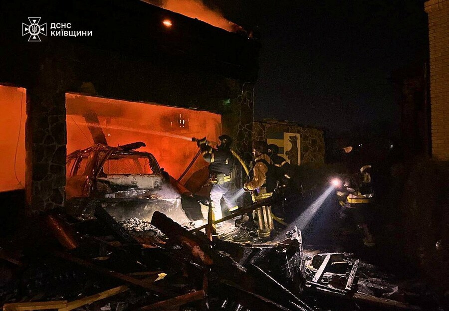 Pompieri all’opera dopo un attacco di droni russi, nella regione di Kiev, Ucraina, 26 febbraio 2025. (Servizio stampa del Servizio di emergenza statale dell’Ucraina nella regione di Kiev/Handout tramite REUTERS)