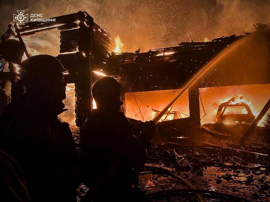 I vigili del fuoco lavorano in seguito ad un attacco di droni russi, nella regione di Kiev, Ucraina, 26 febbraio 2025. (Servizio stampa del Servizio di emergenza statale dell’Ucraina nella regione di Kiev/Handout tramite REUTERS)
