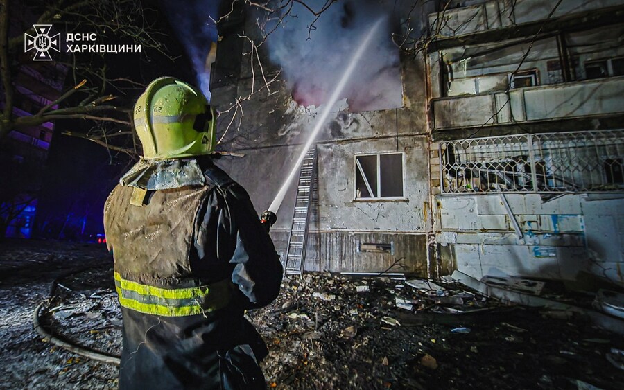 Un pompiere lavora presso un condominio colpito da un attacco di droni russi, a Kharkiv, Ucraina, 26 febbraio 2025. (Servizio stampa del Servizio di emergenza statale dell’Ucraina nella regione di Kharkiv/Handout tramite REUTERS)