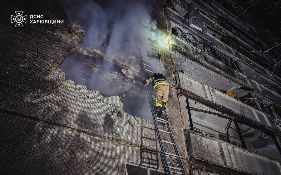 Un pompiere lavora in un condominio colpito da un attacco di droni russi, a Kharkiv, Ucraina, 26 febbraio 2025. (Servizio stampa del Servizio di emergenza statale dell’Ucraina nella regione di Kharkiv/Handout tramite REUTERS)