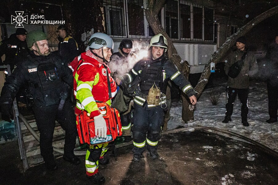 I soccorritori e un operatore sanitario trasportano un sopravvissuto di un condominio colpito da un attacco di droni russi, a Kharkiv, Ucraina, 26 febbraio 2025. (Servizio stampa del Servizio di emergenza statale dell’Ucraina nella regione di Kharkiv/Handout tramite REUTERS)