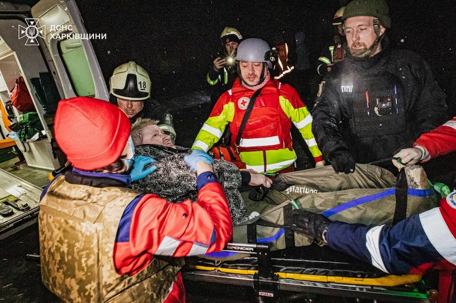 I soccorritori e gli operatori sanitari trasportano un sopravvissuto di un condominio colpito da un attacco di droni russi, a Kharkiv, Ucraina, 26 febbraio 2025. (Servizio stampa del Servizio di emergenza statale dell’Ucraina nella regione di Kharkiv/Handout tramite REUTERS)