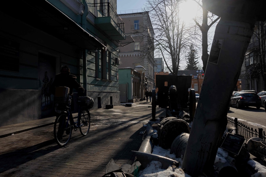 Un uomo pedala in bicicletta vicino alla mostra all’aperto di veicoli militari russi distrutti nel Museo nazionale di storia militare di Kiev. (Tetiana Dzhafarova / AFP)