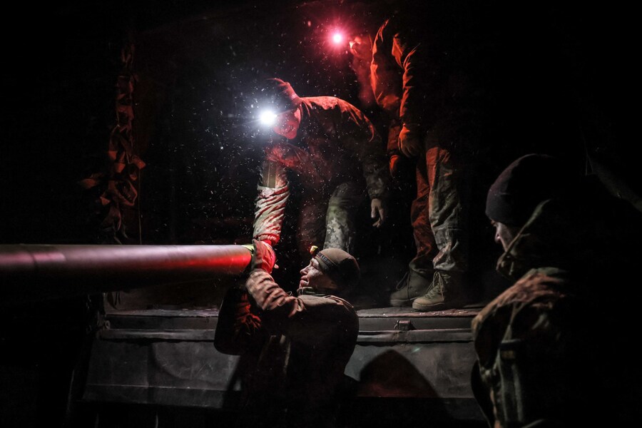 Militari ucraini sparano verso le posizioni russe, nella regione di Donetsk, durante l’invasione russa dell’Ucraina. (24a Brigata meccanizzata delle Forze armate ucraine / AFP)
