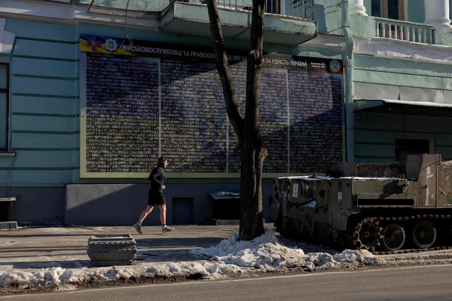 Un uomo fa jogging vicino a una mostra all’aperto di veicoli militari russi distrutti nel Museo nazionale di storia militare di Kiev. (Tetiana Dzhafarova / AFP)