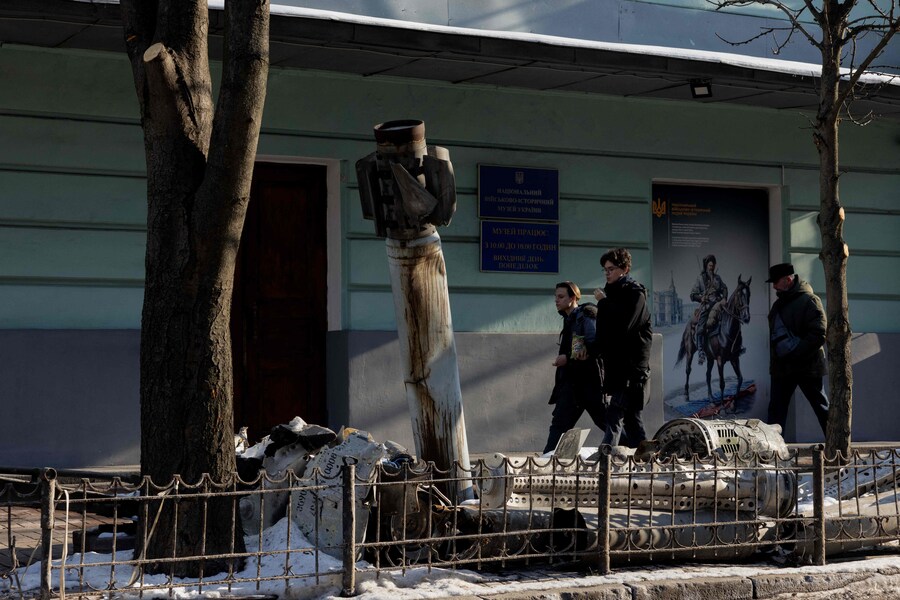 Persone camminano vicino alla mostra all’aperto di veicoli militari russi distrutti nel Museo nazionale di storia militare di Kiev. (Tetiana Dzhafarova / AFP)