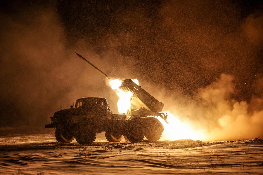 Militari ucraini sparano verso le posizioni russe, nella regione di Donetsk, durante l’invasione russa dell’Ucraina. (24a Brigata meccanizzata delle Forze armate ucraine / AFP)