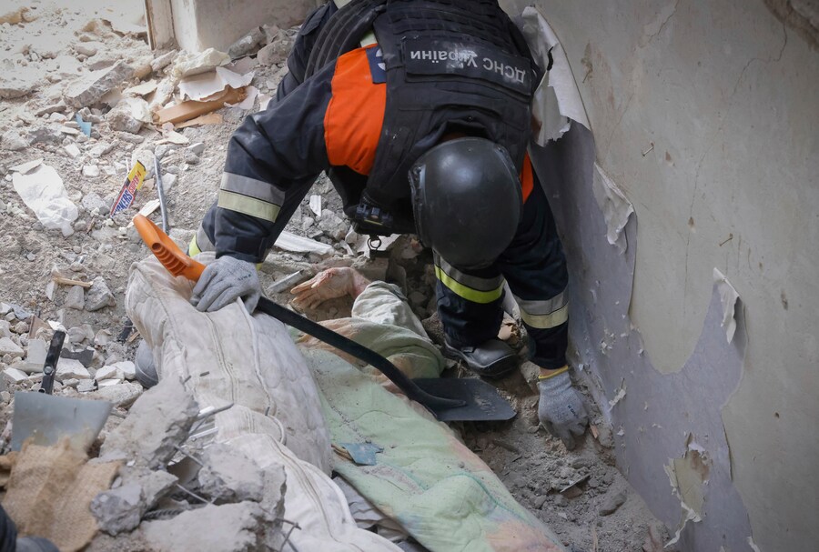 I soccorritori recuperano i corpi da sotto le macerie dopo che un aereo bomba teleguidato russo ha colpito un condominio a Kostiantynivka, nella regione di Donetsk. (AP Photo/Yevhen Titov / Associated Press / LaPresse)