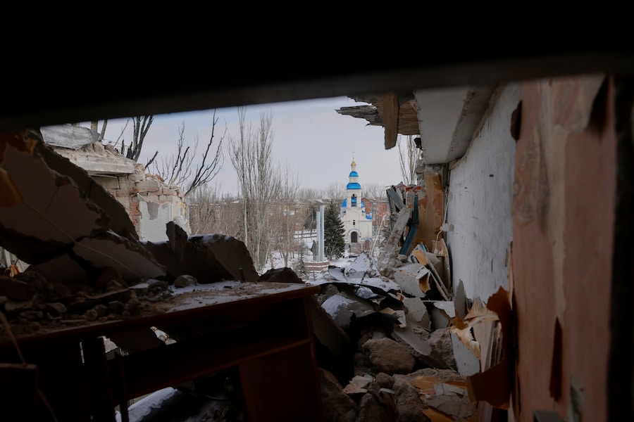 Un condominio danneggiato dopo un attacco aereo russo a Kostiantynivka, regione di Donetsk. (AP Photo/Yevhen Titov/ Associated Press / LaPresse)