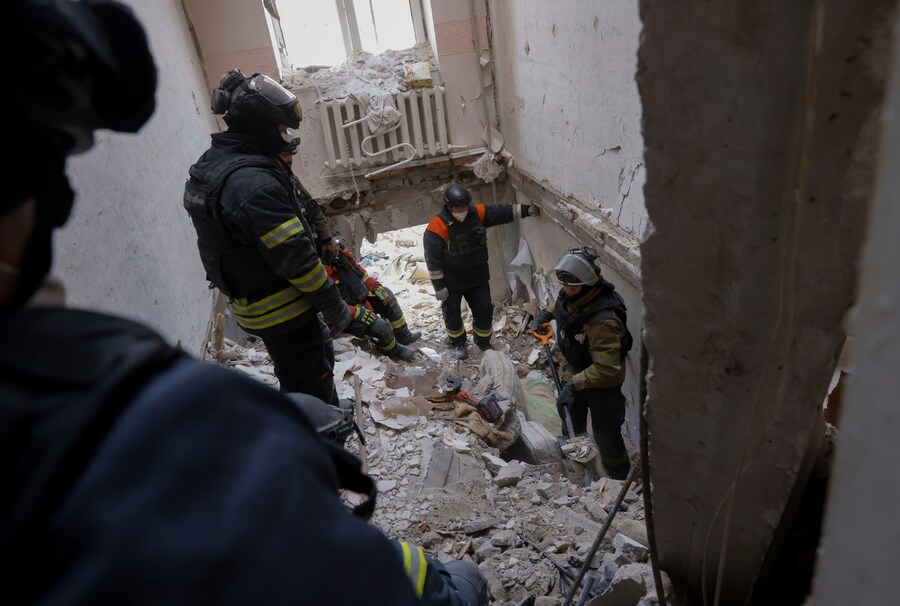 I soccorritori recuperano i corpi da sotto le macerie dopo che una bomba russa ha colpito un condominio a Kostiantynivka, nella regione di Donetsk. (AP Photo/Yevhen Titov / Associated Press / LaPresse)