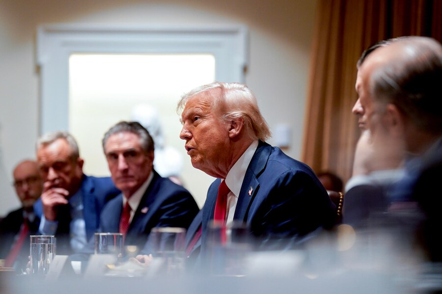 Il Presidente degli Stati Uniti Donald Trump (C) partecipa a una riunione di gabinetto alla Casa Bianca a Washington. (EPA)