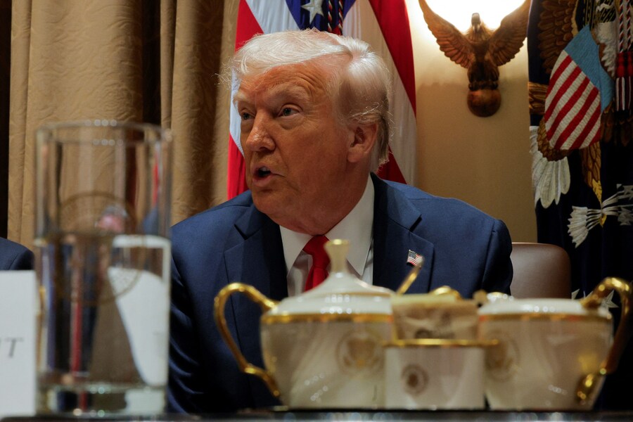 Il Presidente degli Stati Uniti Donald Trump ospita la sua prima riunione di gabinetto con la presenza di Elon Musk. (REUTERS)