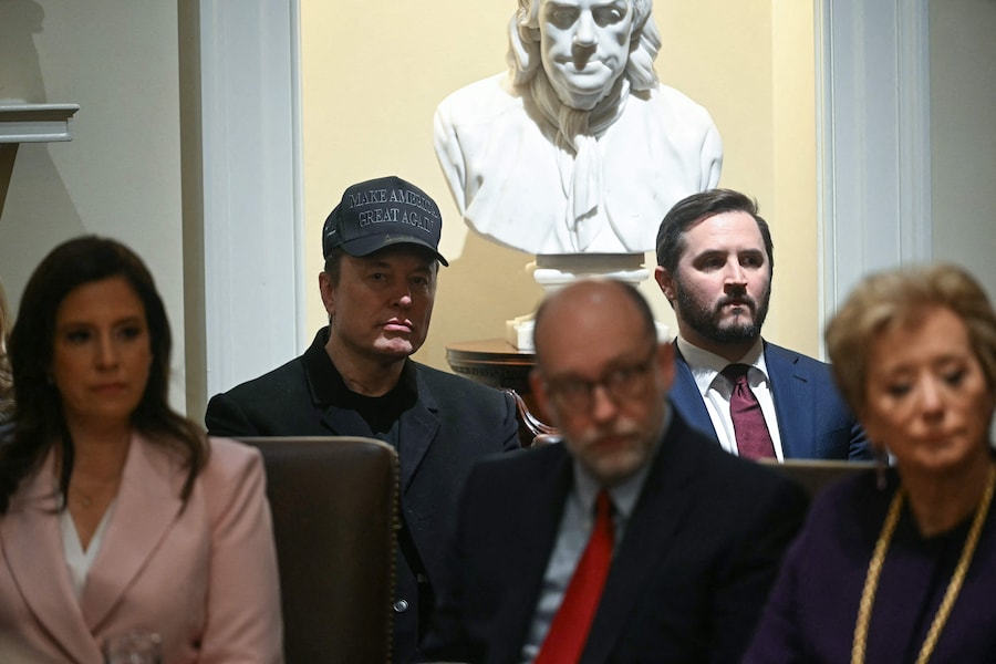 Il capo del Dipartimento per l’efficienza del governo Elon Musk (seconda a sinistra) siede accanto al vice capo dello staff Taylor Budowich (seconda a destra) mentre il presidente degli Stati Uniti Donald Trump tiene una riunione di gabinetto alla Casa Bianca a Washington. (AFP)