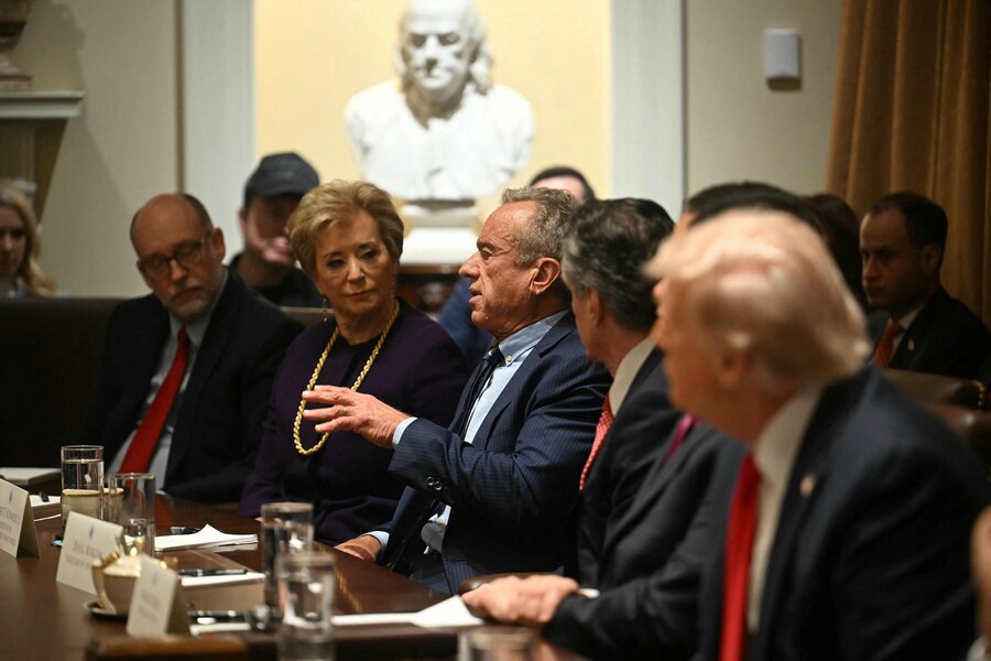Il Segretario alla Salute e ai Servizi Umani degli Stati Uniti Robert Kennedy Jr. (C) parla mentre il Presidente Donald Trump (d) tiene la prima riunione di gabinetto del suo secondo mandato nella Sala del Gabinetto della Casa Bianca a Washington. AFP 