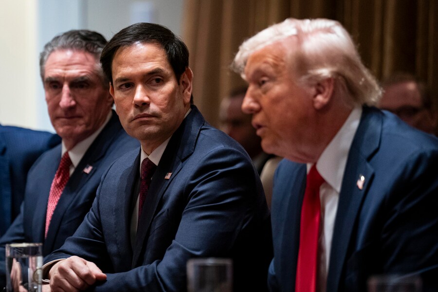 Il Segretario degli Interni degli Stati Uniti Doug Burgum, il Segretario di Stato Marco Rubio e il Presidente degli Stati Uniti Donald Trump partecipano a una riunione di gabinetto alla Casa Bianca a Washington. (EPA)