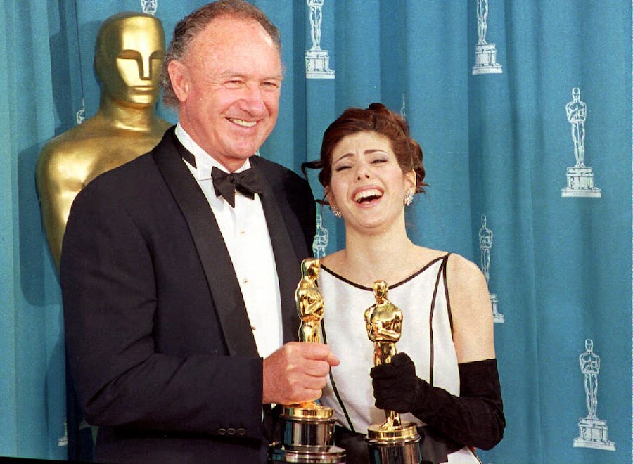L’attore statunitense Gene Hackman (a sinistra) e l’attrice statunitense Marisa Tomei posano con i loro Oscar il 29 marzo 1993, poco dopo essere stati premiati rispettivamente come miglior attore non protagonista e miglior attrice non protagonista. Hackman ha vinto per il suo ruolo in “Unforgiven” e la Tomei per “My Cousin Vinny”. (AFP)