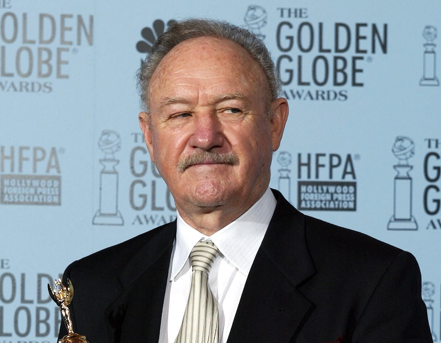 L’attore Gene Hackman tiene in mano il premio Cecile B. DeMille alla 60ª edizione dei Golden Globe Awards, il 19 gennaio 2003 a Beverly Hills, California. (AFP)