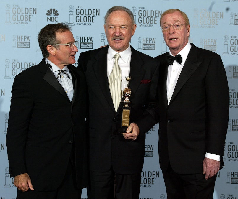 L’attore statunitense Gene Hackman (C) è accompagnato dai colleghi Robin Williams (S) e Michael Caine (D) dopo essere stato premiato con il Cecile B. DeMille Award alla 60ª edizione dei Golden Globe Awards, il 19 gennaio 2003, a Beverly Hills. (AFP)