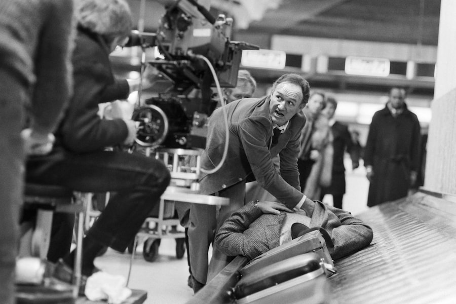 Una foto scattata il 7 gennaio 1985 a Parigi mostra l’attore statunitense Gene Hackman durante le riprese del thriller “Target” diretto da Arthur Penn. (AFP)