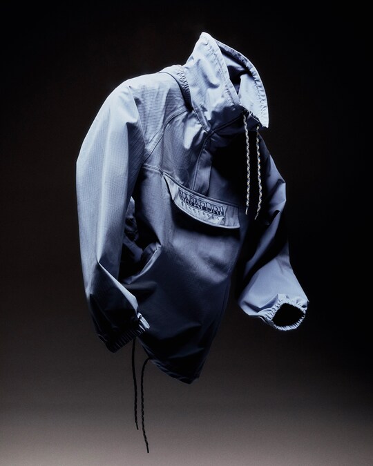 Napapijri. Anorak iconico Rainforest (nato nel 1995) in tessuto traspirante e resistente all’acqua