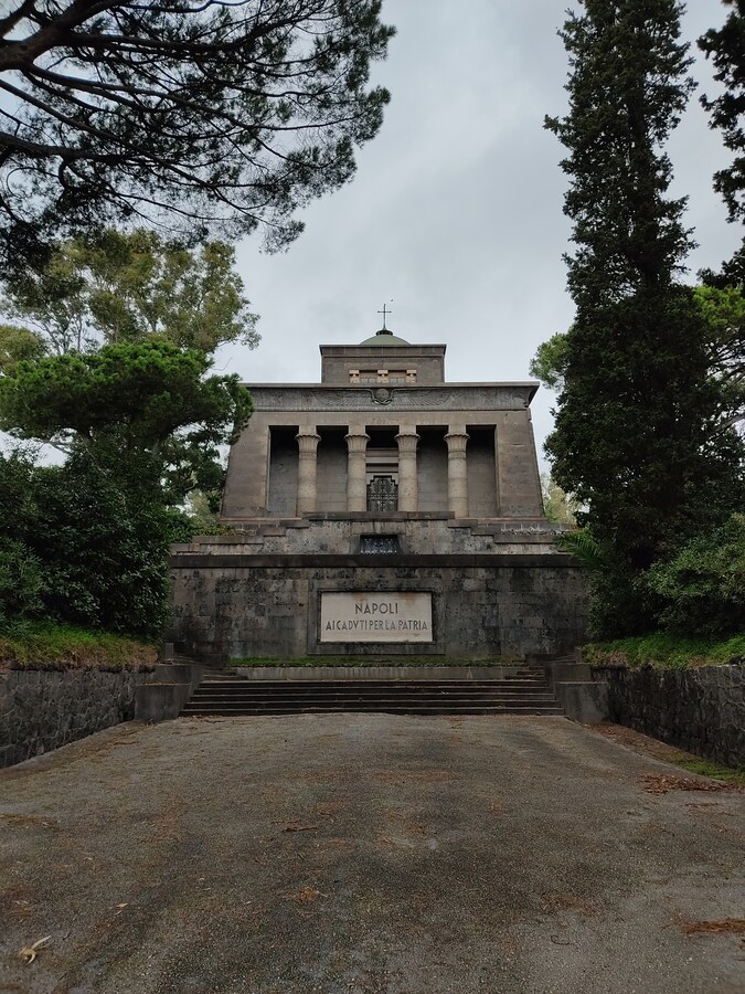 Napoli, Mausoleo Schilizzi. (Francesco Carignani)