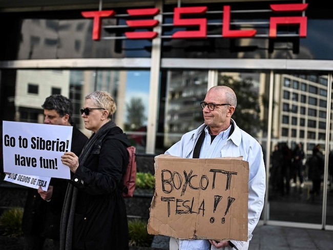 Le proteste contro Musk si abbattono su Tesla