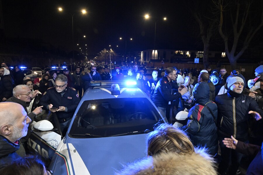 Persone in strada, dopo la scossa, vicino all'ex base Nato a Bagnoli, Napoli, 13 marzo 2025. (ANSA)