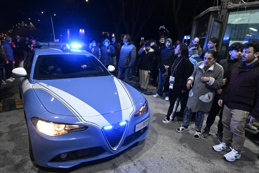 Persone in strada, dopo la scossa, vicino all'ex base Nato a Bagnoli, Napoli, 13 marzo 2025. (ANSA)