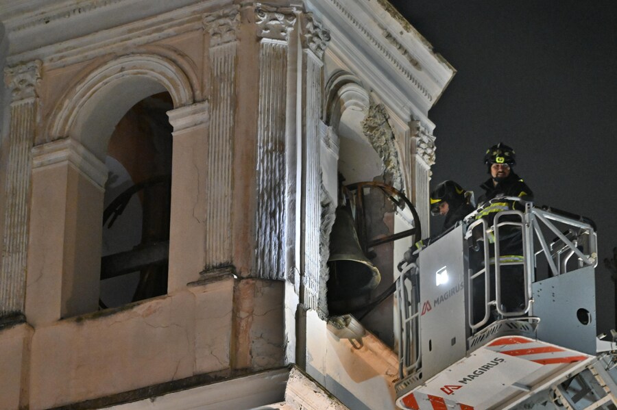 Sopralluogo dei vigili del fuoco al campanile della chiesa di Sant'Anna a Bagnoli, Napoli, 13 marzo 2025. (ANSA)