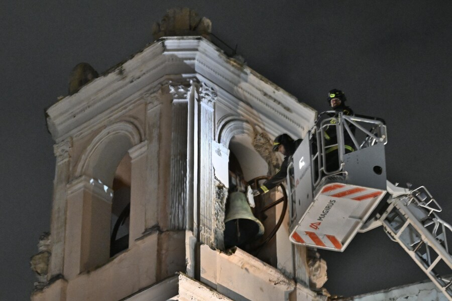 Sopralluogo dei vigili del fuoco al campanile della chiesa di Sant'Anna a Bagnoli, Napoli, 13 marzo 2025. ANSA / CIRO FUSCO (ANSA)