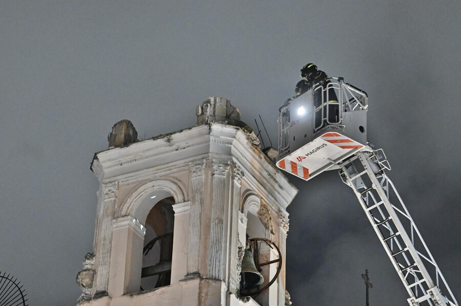 Sopralluogo dei vigili del fuoco al campanile della chiesa di Sant'Anna a Bagnoli, Napoli, 13 marzo 2025. (ANSA)
