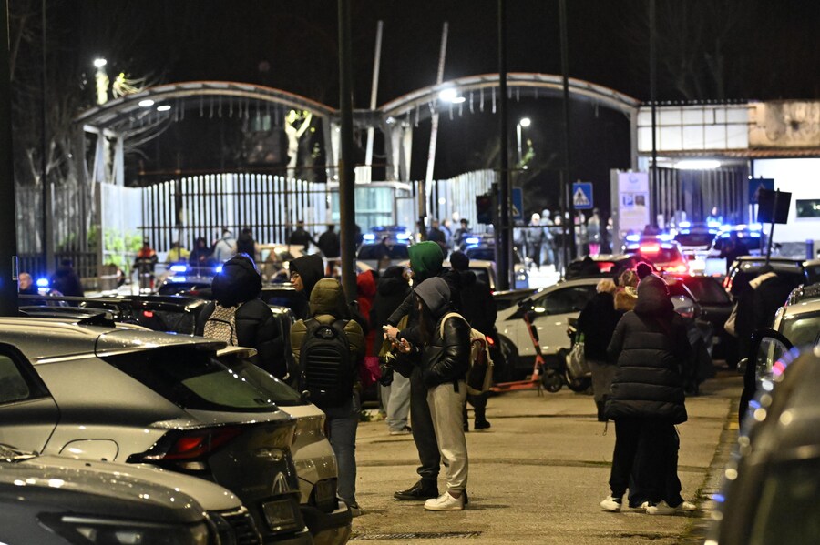 Persone in strada, dopo la scossa, vicino all'ex base Nato a Bagnoli, Napoli, 13 marzo 2025. (ANSA)