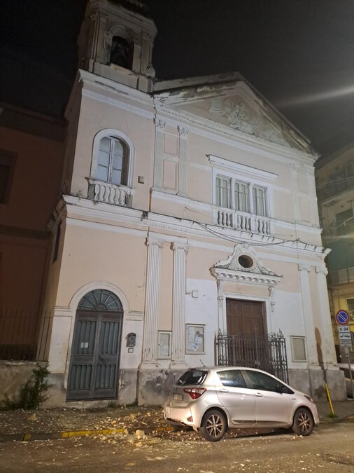 Sopralluogo dei vigili del fuoco al campanile della chiesa di Sant'Anna a Bagnoli, Napoli, 13 marzo 2025. (ANSA)