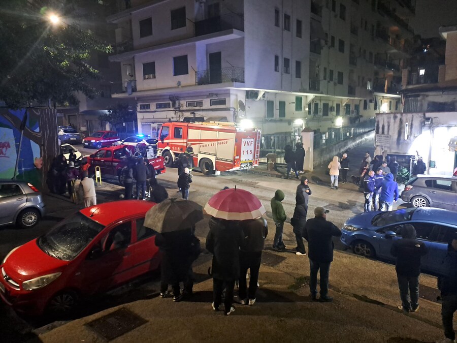 Persone in strada, dopo la scossa, a Bagnoli, Napoli, 13 marzo 2025. (ANSA)
