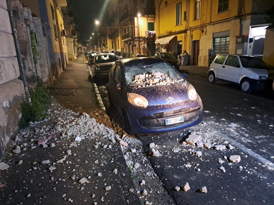 Calcinacci caduti sul marciapiede e su un'auto a Bagnoli, Napoli, 13 marzo 2025. (ANSA)