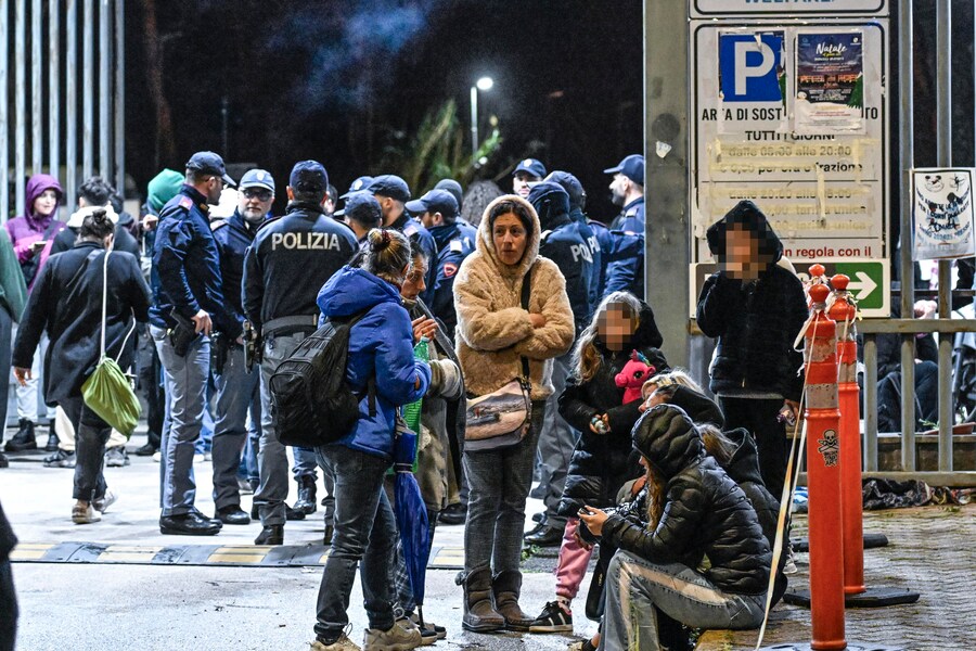 Persone in strada, dopo la scossa, vicino all'ex base Nato a Bagnoli, Napoli, 13 marzo 2025. ANSA / CIRO FUSCO (CIRO FUSCO)