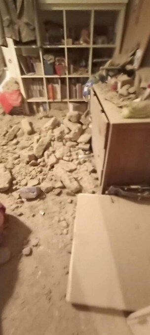 Un fermo mmagine mostra un crollo in una casa a Bagnoli, 13 marzo 2025. ANSA / COURTESY FRANCESCA MOLETI NPK (ANSA)