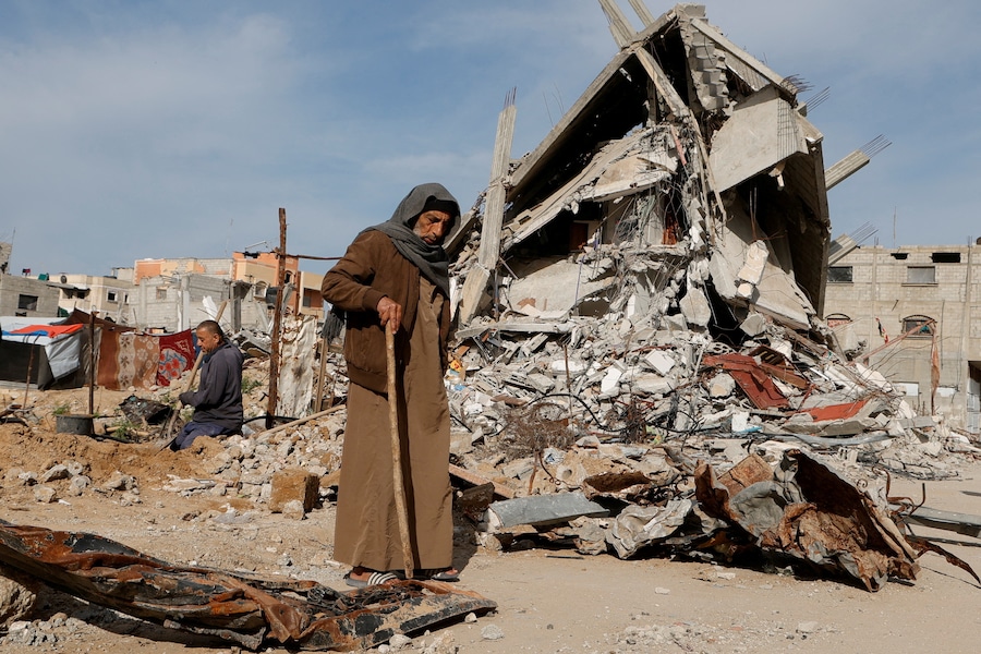 Un uomo palestinese cammina vicino alle macerie delle case distrutte durante l’offensiva israeliana, a Rafah, nel sud della Striscia di Gaza. (REUTERS)