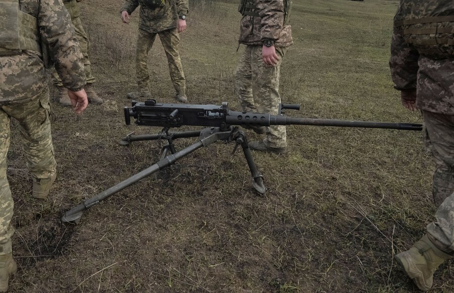 Soldati della 57ª Brigata separata di fanteria motorizzata delle Forze armate ucraine si preparano ad imbracciare una mitragliatrice americana Browning M2, nel contesto dell’attacco russo all’Ucraina, vicino alla città di Vovchansk, nella regione di Kharkiv, in Ucraina. (REUTERS)