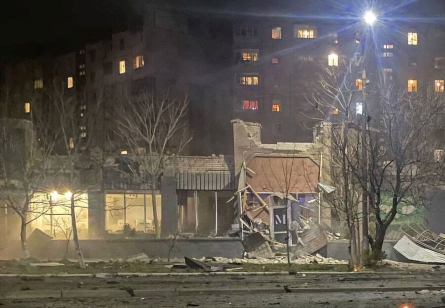 Una veduta mostra il luogo di un attacco missilistico russo, nel contesto dell’attacco russo all’Ucraina, a Kryvyi Rih, Ucraina. (via REUTERS)