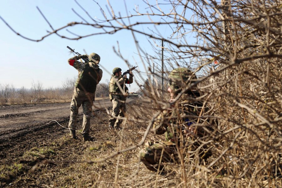 Una foto di repertorio resa disponibile dal servizio stampa del Ministero della Difesa russo mostra un gruppo di militari russi che controllano un’area nella regione di Kursk, Russia. (EPA)