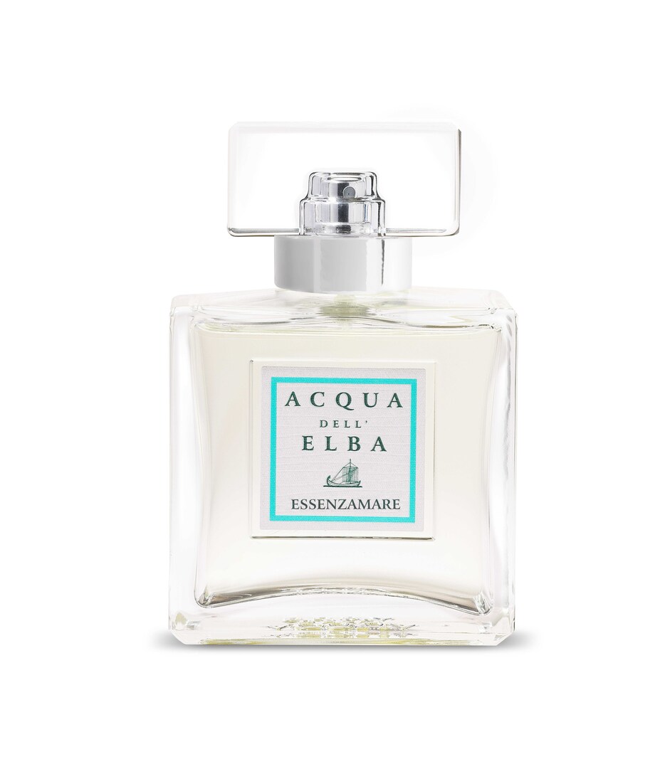 Acqua dell’Elba Essenzamare. Il brand ha festeggiato il suo 25° anniversario presentando una collezione esclusiva di tre fraganze ispirate all’Isola d’Elba: Essenzamare, Riviera e Stella, create dal naso Luca Maffei. questa collezione rappresenta un omaggio dell’Isola, catturando la bellezza del suo mare cristallino e della rigogliosa vegetazione mediterranea